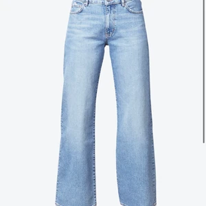 KARVE WIDE JEANS - Storlek 30 i midjan. Aaaas snygga på!! Kan nog lösa bilder på mig men ha i tanken att dom sitter lite för tight på mig då jag har ca 72 i omkrets på mina lår.