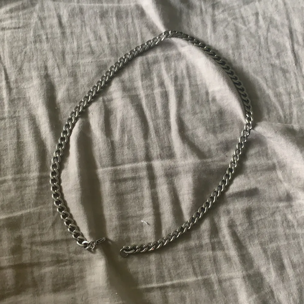Ett silverhalsband som inte varit använd på några månader då jag köpt ett nytt, den är riktigt fet o diggar den som fan men om nån är sugen så är de bara höra av sig (storlek 50cm lång och 0.5 cm bred). Accessoarer.