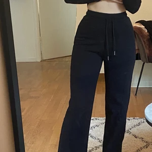 Snygga mjukisar!! - Helt nya mjukisbyxor från Madlady x Ida Carlsson. Super sköna o mjuka, säljer bara för jag har liknande... passar nog längden 160-170, jag är 165! Helt slut på hemsidan 🤍