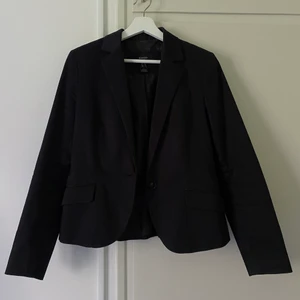 Svart kavaj - Svart kavaj från Mango i storlek 40. Perfekt vardagskavaj! Köparen står för ev. frakt! 