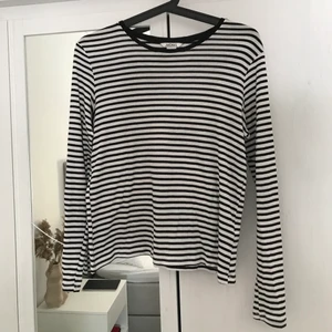Randig tröja.  - Långärmad randig tröja från Monki. Använt skick, men fortfarande fin. Säljer pga för liten. Köparen står för frakten. 