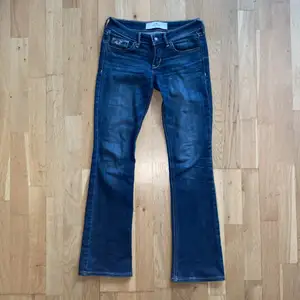 Riktigt snygga hollister jeans, lågmidjade och bootcut⚡️ Storlek 05, W24 L31. I bra skick, köparen står för eventuell frakt! Verkligen super fina men passar inte mig längre tyvärr 