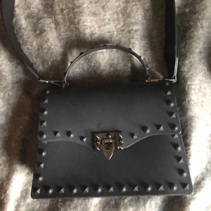 Handväska - Svart väska köpt på marknad i Spanien. Bra skick