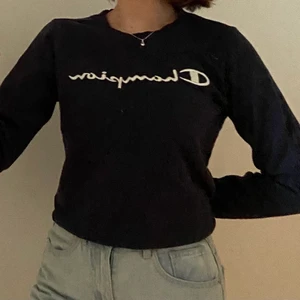 Champion sweatshirt  - Mörkblå champion sweatshirt i storlek S. Lite korta ärmar så kan passa bättre som XS/XXS. Använd ett fåtal gånger men i väldigt bra skick. Måste sälja den för den börjar bli lite liten. Kan mötas i Umeå eller skicka om köpare står för frakt. Spårbar: 66kr, icke-spårbar: 30kr