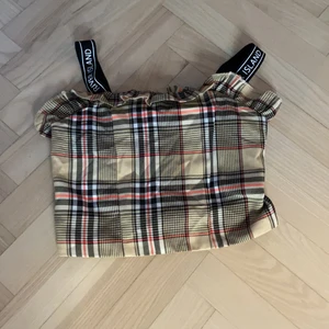 Rutig topp från river island☘️ - Rutig river island topp storlek 9/10 år. Är i bra skick och har aldrig används. Köparen står för frakt🌺
