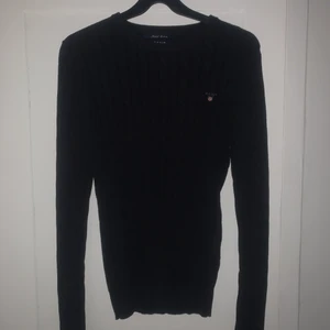 Kabelstickad tröja från Gant  - Marinblå kabelstickad tröja från Gant. Storlek XS, passar även S.