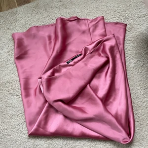 Zara kjol - Jättefin Zara kjol i storlek M. Används inte mycket i superbra skick! Den andra bilden är inte min 💞 kontakta mig för flera bilder! 😊💕