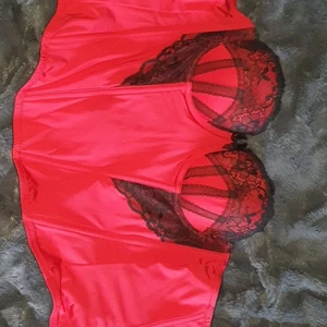 ? - Röd, svart corset, använd 1 gång. Passar inte längre är förstor, men sitter så fint ifall den passar.