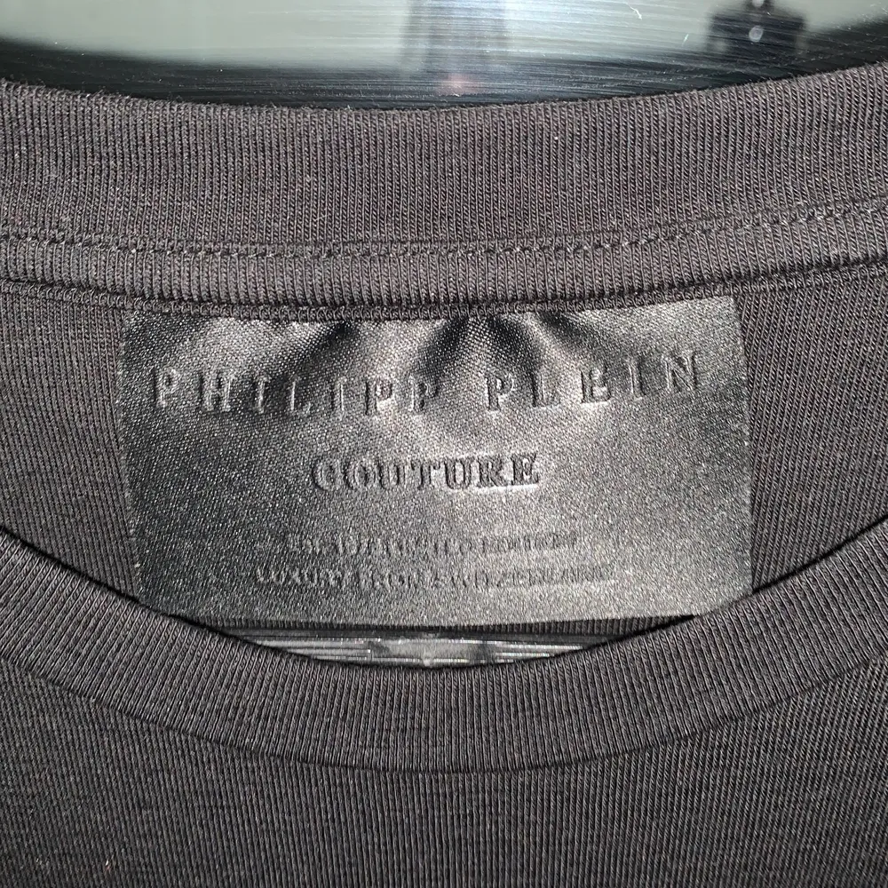 Äkta Philipp plein tröja i storlek S. Aldrig använd, i färgen svart med en glittrig dödskalle. Sitter tajt men skönt. Härligt material! . T-shirts.