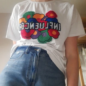 Influencer tshirt  - T-shirt med märket influencer påtryck. Hittade den på i en secondhand butik en gång och tyckte att den var helt fantastiskt. Så ful att den är lite söt, perfekt som en random t-shirt.