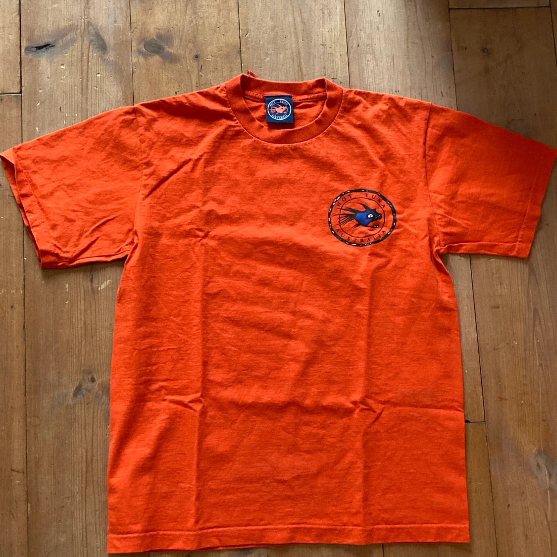 orange tshirt med tryck!