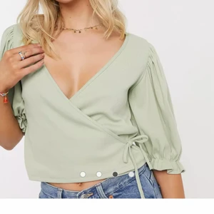 Monki omlotttopp stl S - Så fin somrig omlotttopp i salviagrön från Monki i stl S. Ny med lapparna kvar. Skriv privat för fler bilder💕