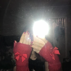 röda kattiga vantar - inga defekter säljer för att jag använt dem mycket redan och har börjat tröttna (dock mest för jag behöver pengar) långa och perfekta att ha bara dem med ett linne🍓🍓✨❤️❤️💋💋💋 frakten är max 50 troligtvis mindre✨✨💋