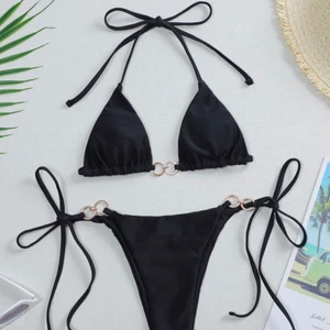 Bikini - Svart bikini från Shein i storlek s. Enbart testad så fortfarande i bra skick. Själv tycker jag den är jätte snygg men på just mig så passar den inte, därför jag säljer den. Köparen står för frakt, (skriv för fler bilder) 🖤