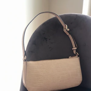 Beige Baguette bag  - Beige Baguette bag med ormskinnmönster. 