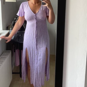 Klänning - Suuuperfin lila blommig klänning!! Endast använd 2 gånger så väldigt bra skick! 