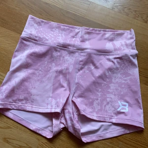 Better Bodies shorts  - Aldrig använt dessa tyvärr, de är i ett väldigt mjukt och lent material. De sitter väldigt skönt på. Kommer inte ihåg vad de kostar egentligen då jag köpte dom för ett tag sen. Säljer för 100 kr + 48kr frakt 