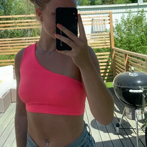 Oneshoulder neon linne - Super snygg!! Men däremot endast använd en gång på en festival, därav mycket bra skick. Vet inte vad storleken är men passar mig som är S/M💕💕