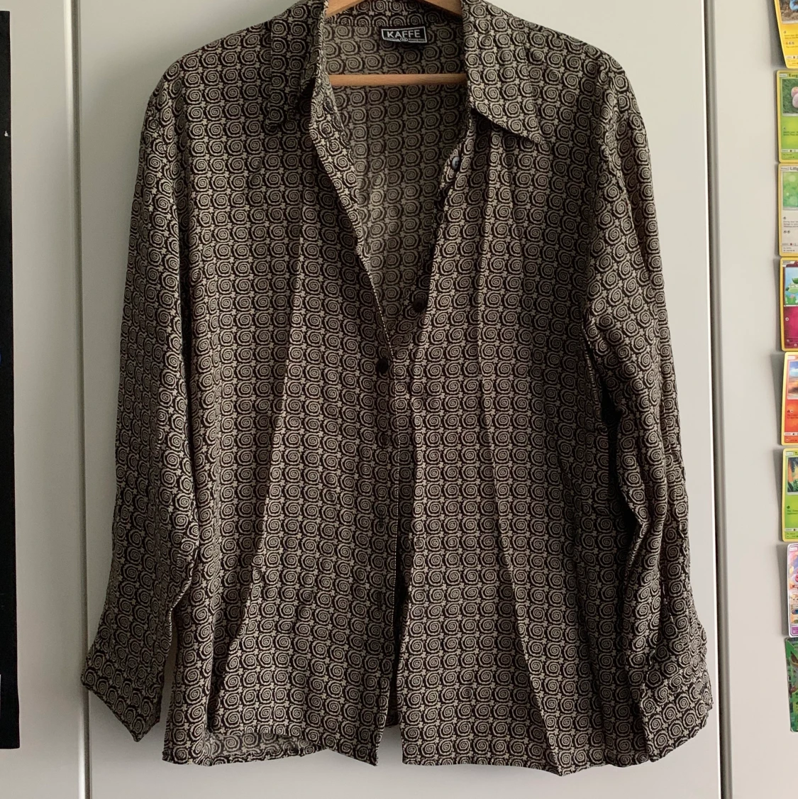 Skjorta av märket KAFFE i storlek M