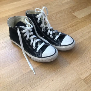 Höga svarta converse - superfina converse köpta för ett par år sen! Knappt använda och är i storlek 34! 