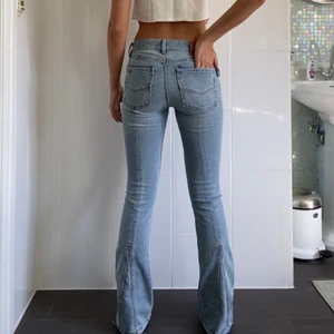 Lågmidjade zadig jeans - Säljer de snyggaste lågmidjade jeansen från zadig Voltaire med sjukt cool design, jag är 171 cm lång och de går ner till marken på mig. I super bra skick💙💙köpta för 1600, pris kan diskuteras 