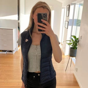 Marinblå dunväst - Tunn dunväst från Sebago (köpt på NK) i storlek XS. Frakt tillkommer✨