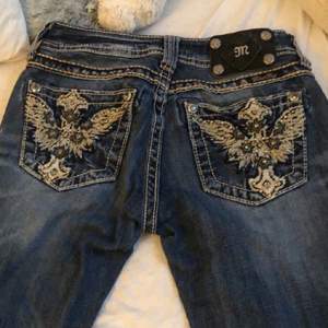 Lägger ut igen ( pg av oseriös kund ). Säljer dessa svin coola lågmidjade miss me jeans med snygga detaljer på bakfickorna. 💕 kunden står för frakten💕 BUDGIVNING AVSLUTAD: 500 spänn 