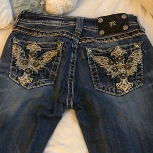 Lågmidjade miss me jeans - Lägger ut igen ( pg av oseriös kund ). Säljer dessa svin coola lågmidjade miss me jeans med snygga detaljer på bakfickorna. 💕 kunden står för frakten💕 BUDGIVNING AVSLUTAD: 500 spänn 