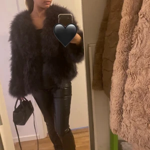 Äkta pälsjacka - Favvo pälsjackan från Kopenhagen By Andersen, strl 34 passar 36. Äkta päls, liten skada på baksidan men inget man ser utifrån. Vid snabbaffär kan gå ner lite i pris