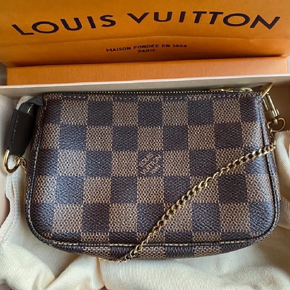 Säljer min oanvända Louis Vuitton poshette mini. Dustbag och kvitto tillkommer. Såklart äkta.. Väskor.
