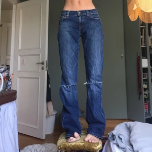 lågmidjade Levis jeans! - Så fina med hål p knäna. Står inte vad det är för waist men kan skicka mått! Jag p bilden är 162 puss
