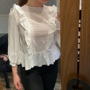 Blus - Vit blus med volanger