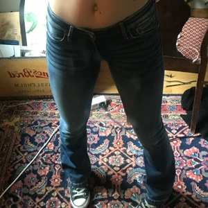 Lågmidjade jeans - Trendiga lågmidjade bootcut jeans med 2000tals känsla, super bekväma
