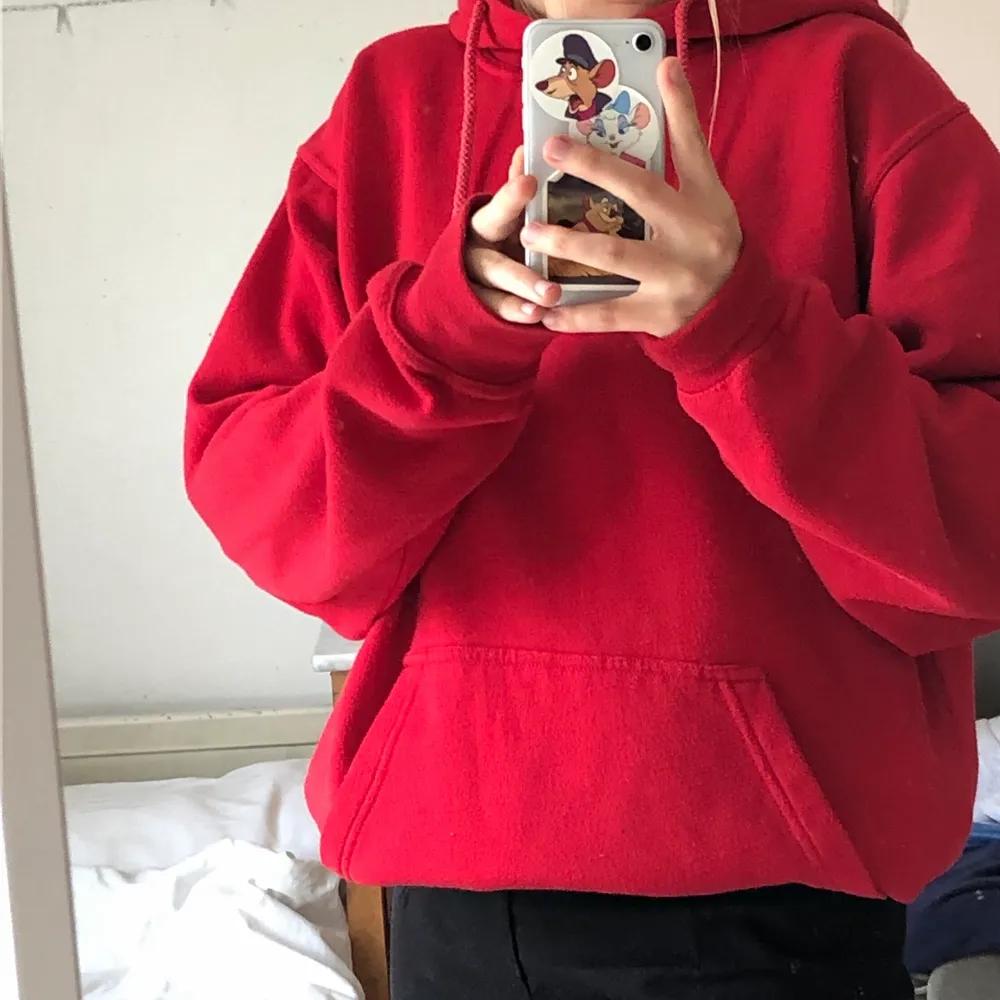 säljer nu en favorit för att jag har för många ): röd hoodie med härlig passform och som sitter fint löst över axlarna. storlek L men passar mig fint som har storlek xs/s🥰🥰. Hoodies.