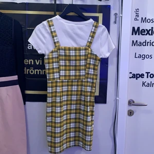 Sommar klänning  - Fin ny klänning använt en gång endast och ny tvättat. För fler info skriv privat!