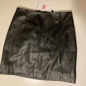 Kjol i skinn - Jättefin kjol i skinn somnat lädermaterial som jag aldrog använt! Kostade 300 ny, Prislappen är kvar <3