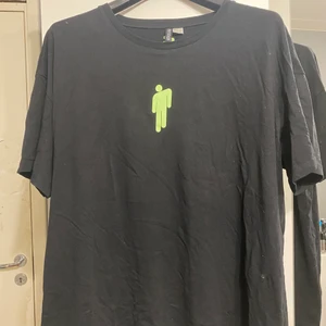 HM  - Billie Eilish t-shirt oversized. Knappt använd då jag kände att jag köpte den i onödan för något år sedan , HM säljer den ej längre men om jag minns rätt så kostade den 199kr men rätta mig om jag har fel :) 