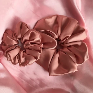 Scrunchie - Dessa supervackra scrunchies är materialet sammet, jag syr dom själv och säljer bland annat på camping och Instagram, tänkte även testa här på Plick för att nå ut till fler! Jag heter Ellie och är 13år och syr dessa scrunchies, dom har bra kvalitet! Hör gärna av dig vid intresse!❤️