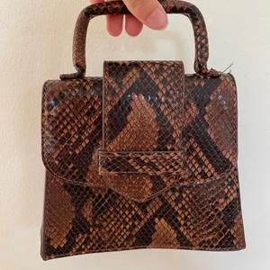 Miniväska med mönster - En supersöt miniväska från Zara. Använt en gång, så är så gott som ny. 