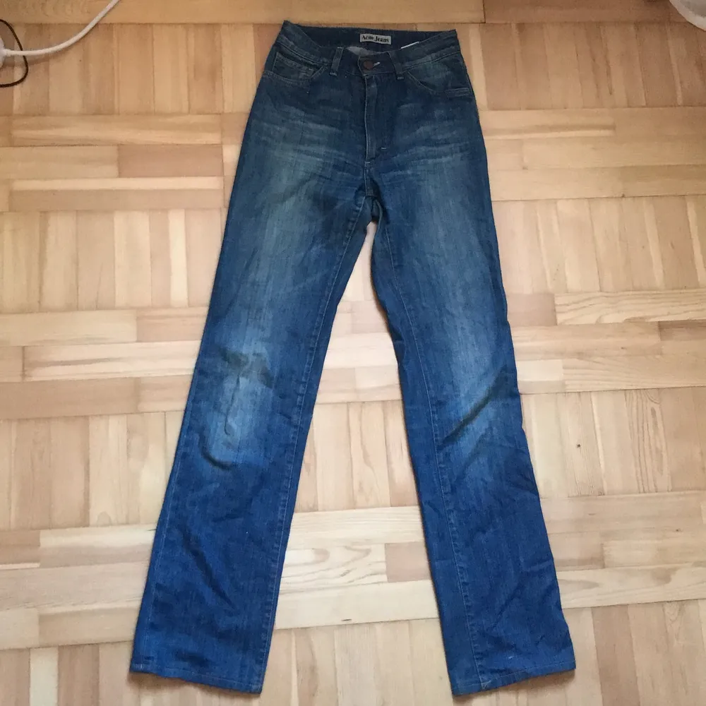 W25/L32, rak model, dock ett litet håll (se bild), från 2000-talet (mammas gamla).. Jeans & Byxor.