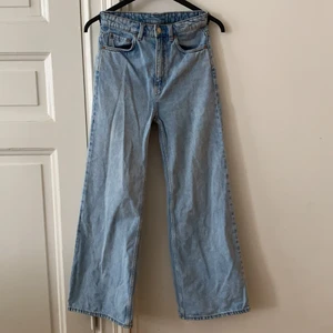 Vida jeans - WEEKDAY Ace High Wide Jeans - Vida jeans från Weekday i modellen ”Ace”. Bild 3 är modellen av jeansen. Jag är 170 cm och på mig är de för korta, det är en bit kvar från jeansens slut till marken på mig. Skriv för mått osv. Jeansen är använda men har inget tecken på användning! De är även nytvättade. Fraktkostnaden betalar köparen. PS jag säljer samma modell i flera färger!!