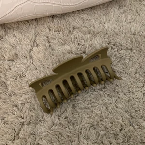 Hårklämma - Stora hårklämma från SHEIN! Aldrig använda❣️har en likadan i en annan färg och den håller jättebra enligt mig som har väldigt tjock hår! färgen är mer brun i verkligen! Kan skicka mer bild om det önskas! 39 plus frakt!