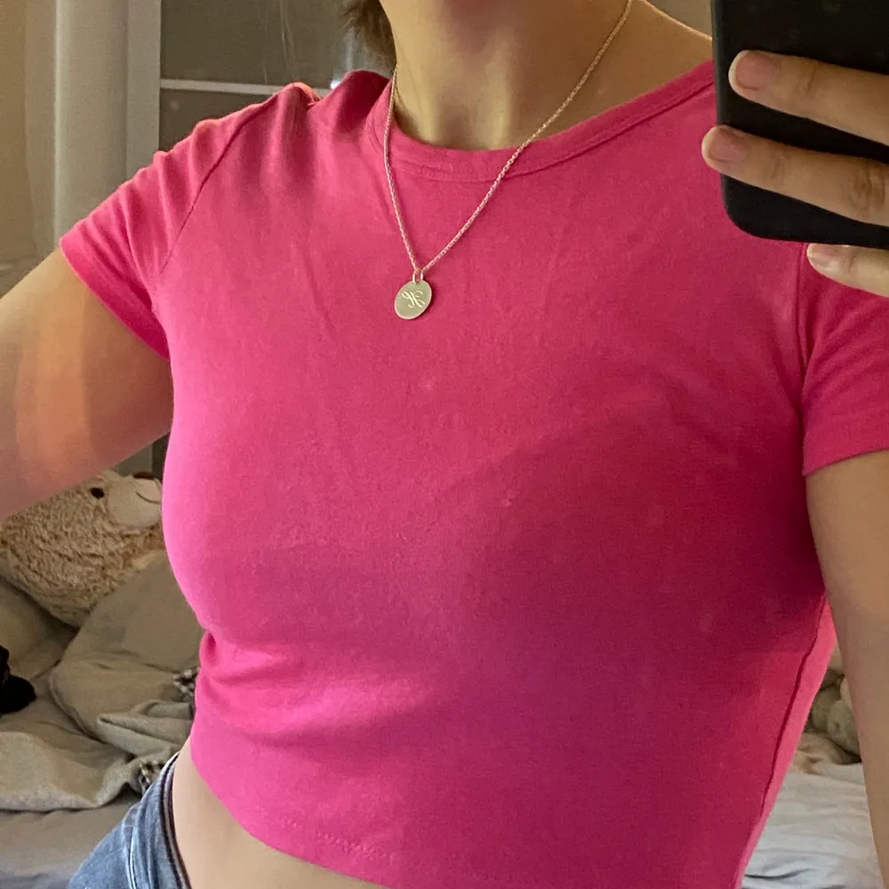 jätte fin nästan helt ny rosa croptop!! Jätte söt och spicear upp vilken outfit som helst! Storlek S. T-shirts.
