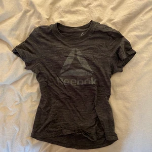 Träningströja - Säljer denna helt oanvända träningströja från Reebok då den inte kommer till användning. Storlek xs/s. Skriv privat för mer info och mer bilder😊 Pris + Frakt!