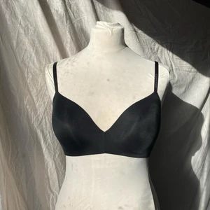Svart BH i storlek 75 C från Calvin Klein! - Svart BH med vadderade kupor. Använd endast en gång (jag valde fel storlek och intalade mig själv att den skulle passa, oh så fel jag hade!) 200 kr + frakt (original pris 499 kr)