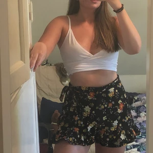 Skort - Så fin skort (shorts som ser ut som en kjol) från bikbok i storlek XL men skulle säga att det är en L däremot är den även knutna i sidan så passar även mindre, hade den mest när jag var runt S/M.