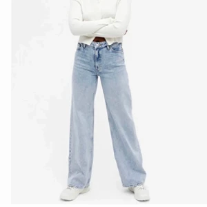 Raka jeans - Säljer mina yoko jeans i så fint skick från monki! Jag är 166cm lång, frakt tillkommer 💕💕 säljer även ett par likadana fast i mörkare blå!