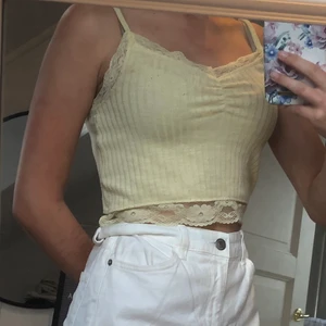 Linne - Fint gult linne! Använd kanske 3 gånger! Skriv om du vill ha fler bilder eller om du har någon fråga!☺️