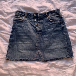 Kort jeansskjol stl 38 - Fin jeanskjol stl 38. Jätte fint skick. 