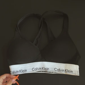 Calvin Klein topp  - Jätte fin bh/topp från Calvin Klein. Säljes pga av att jag ej använder 😃 frakt tillkommer 